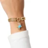 Armband med dubbla kedjor och blå hundberlock