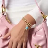Armband med dubbla kedjor och blå hundberlock