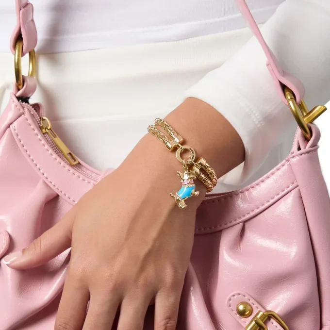 Armband med dubbla kedjor och blå hundberlock