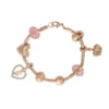 Armband med flera berlocker