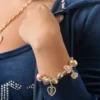 Armband med flera berlocker