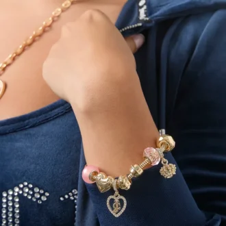 Armband med flera berlocker