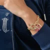 Armband med hjärtsten och J-berlock