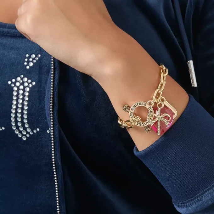 Armband med hjärtsten och J-berlock