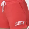 Booty shorts i collegestil