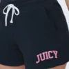 Booty shorts i collegestil