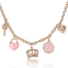 Charmhalsband med rosa emaljdetaljer och kristalldetaljer