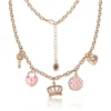 Charmhalsband med rosa emaljdetaljer och kristalldetaljer