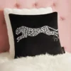 Fyrkantig kuddar i sammet med leopardmönster