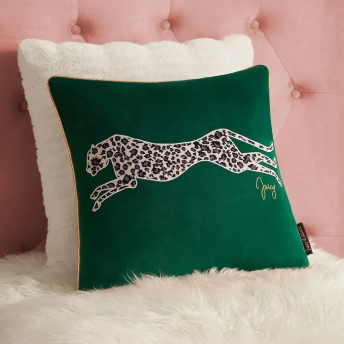 Fyrkantig kuddar i sammet med leopardmönster