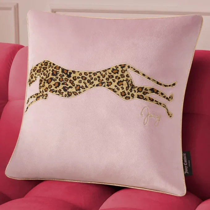 Fyrkantig kuddar i sammet med leopardmönster