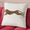 Fyrkantig kuddar i sammet med leopardmönster