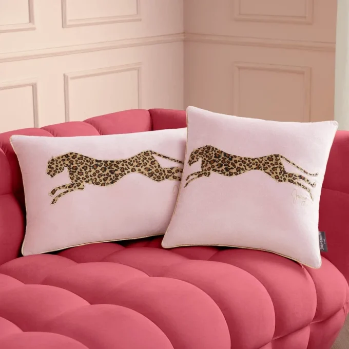 Fyrkantig kuddar i sammet med leopardmönster