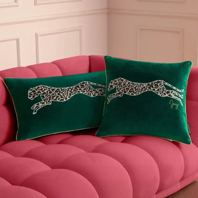 Fyrkantig kuddar i sammet med leopardmönster