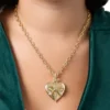 Guldtonat hjärtcharmhalsband