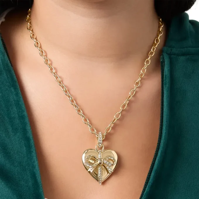 Guldtonat hjärtcharmhalsband