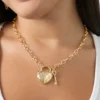 Halsband med hjärtformad hänge och pärldetaljer