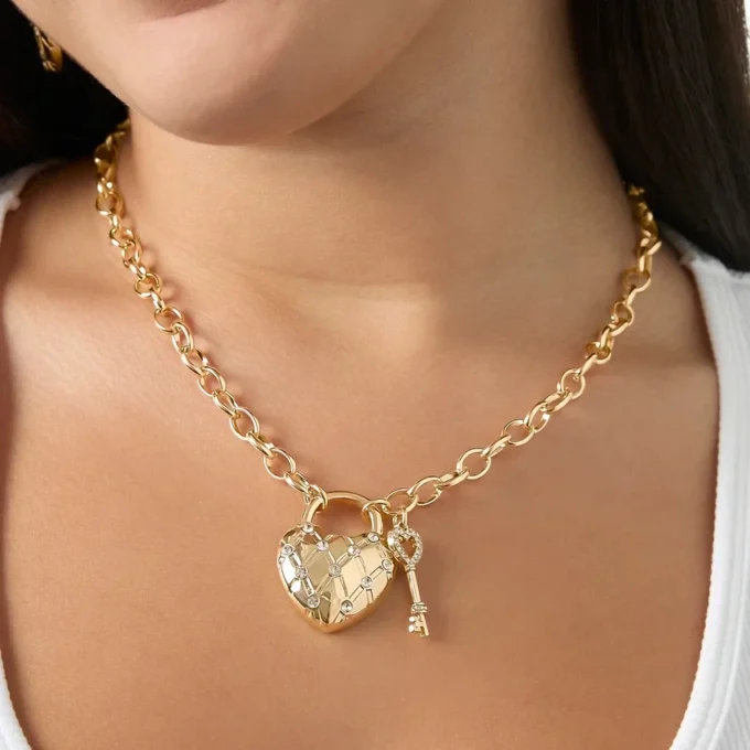 Halsband med hjärtformad hänge och pärldetaljer