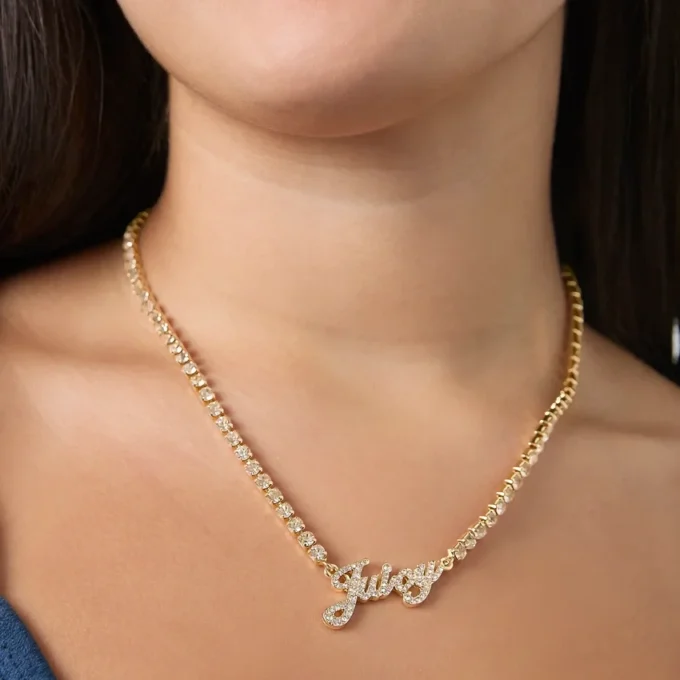 Halsband med kedja och logotyp