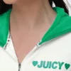 Huvtröja med kontrastkant och logotyp