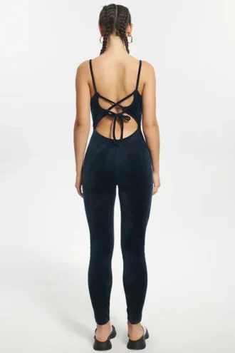 Jumpsuit i velour med remmar och text
