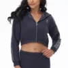 Kort fleece-huvtröja med bling på sidan