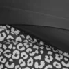 Modernt sängklädesset i satin med leopardmönster