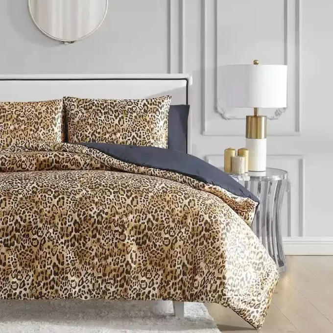 Monica Leopard Satin vändbart täckeset