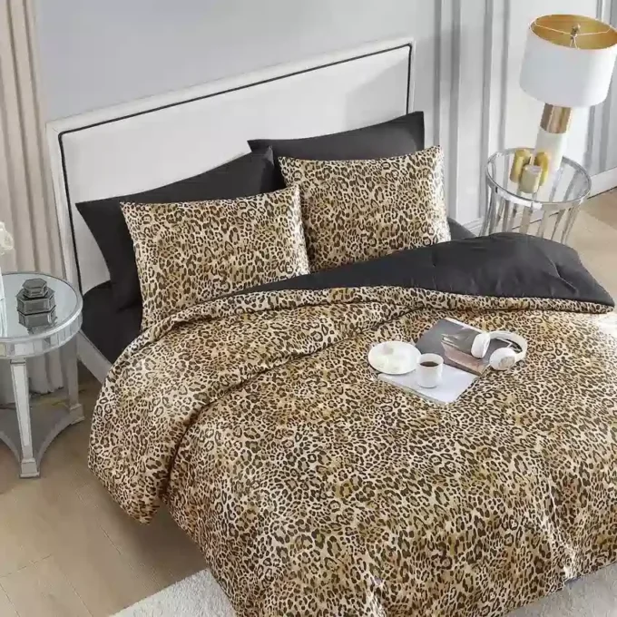 Monica Leopard Satin vändbart täckeset