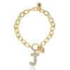 Pava armband med initialcharm, bokstaven J