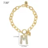 Pava-armband med initialcharm, bokstaven M