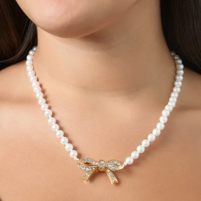 Pärlhalsband med Pava-rosett