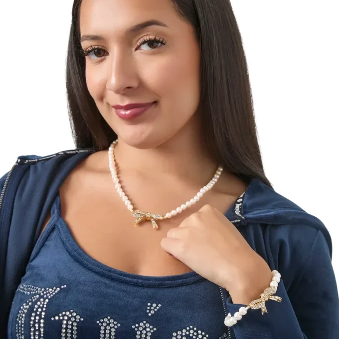 Pärlhalsband med Pava-rosett