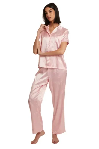 Pyjamas i satin med korta ärmar och krage