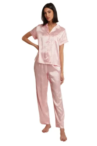 Pyjamas i satin med korta ärmar och krage