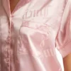 Pyjamas i satin med korta ärmar och krage