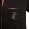 Pyjamas i satin med korta ärmar och krage