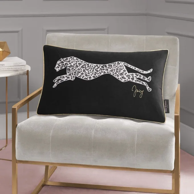 Sammetkudde med leopardmönster