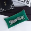 Sammetkudde med leopardmönster