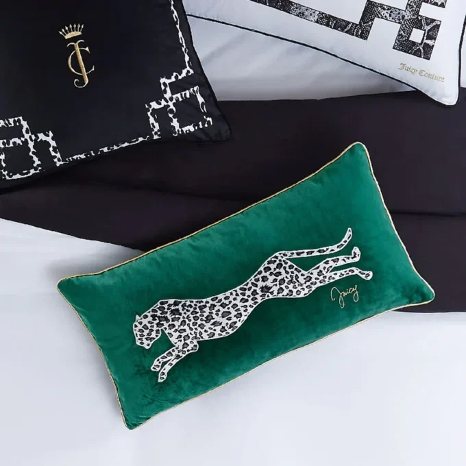 Sammetkudde med leopardmönster