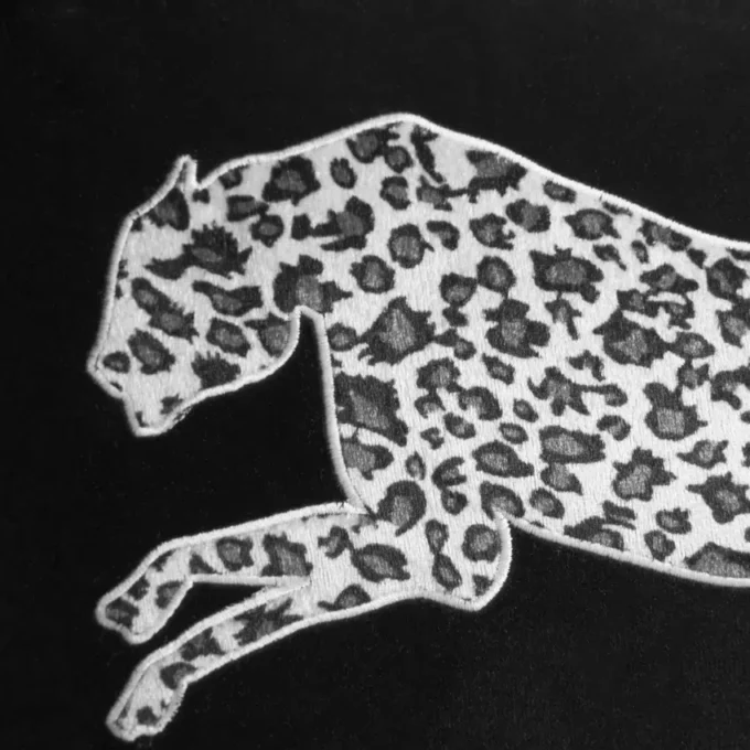 Sammetkudde med leopardmönster