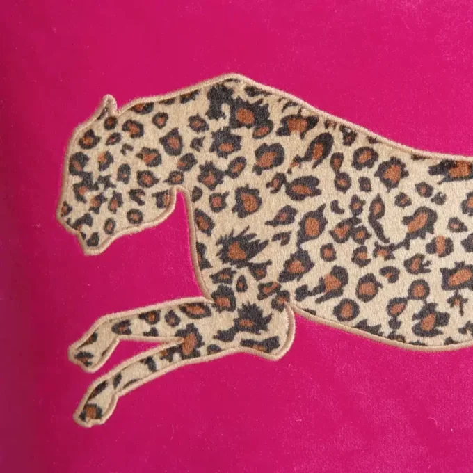 Sammetkudde med leopardmönster